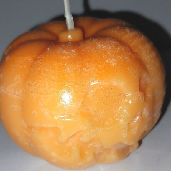 Hand crafted Pumpkin candle - Picture 2 of 4